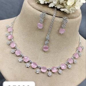 Ensemble de bijoux de mariage en strass rose foncé de qualité supérieure – Collier et boucles d'oreilles plaqués argent de luxe pour les mariées, les mariages et les fêtes - Product Image 1