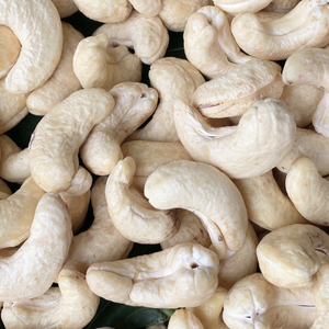 Vente Flash : Noix de cajou brutes de qualité SANTIGO W180 du Vietnam, en vrac, prêtes à être expédiées - Product Image 1