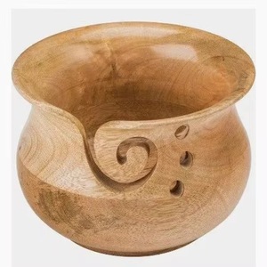 Bol à fil en bois rond au design simple, support pour tricot et crochet avec découpe - Product Image 3