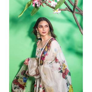 Vestido de Diseñador Hecho a Mano para Fiestas, Hermoso Estampado Floral Digital en Chifón, Silueta en A, Elegante para Eventos - Product Image 2