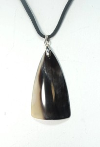 Colgante de Cuerno de Búfalo Genuino, Joyería Hecha a Mano con Estilo, Accesorio de Inspiración Tribal Natural para Compradores Conscientes de la Moda - Product Image 3