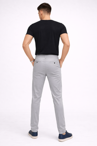 Pantalones deportivos modernos de corte ajustado en gris claro para hombre, hechos con tela elástica transpirable de primera calidad que ofrece una comodidad excepcional. - Product Image 3