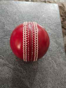 Balle de cricket personnalisée de haute qualité, couleurs et designs de logo sur mesure, balle dure pour les matchs de cricket. Trouvez des icônes similaires, service OEM. - Product Image 2