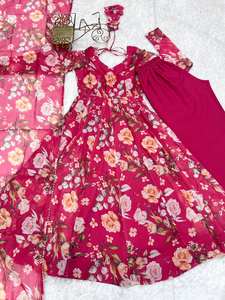 Présentation du nouveau Pishwas en faux georgette de créateur, magnifiquement orné de sequins et de broderies, avec bordure en dentelle brodée sur le côté, prêt à porter. - Product Image 4