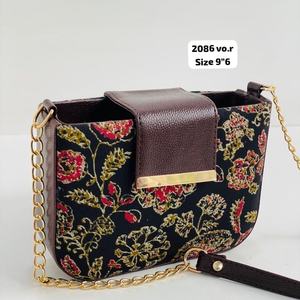 Bolso Bandolera Mini de Lujo Moderno Midnight Garden, con Estampado Floral Dorado, Correa de Cadena, Detalles en Cuero Vegano, Elegante Bolso de Fiesta - Product Image 1
