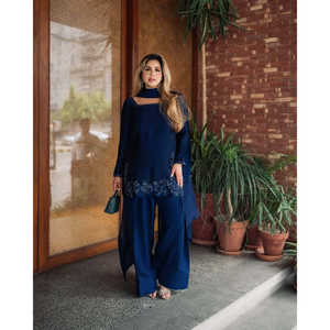 Bel ensemble brodé haut-bas et Dupatta pour robes de bal - Product Image 1