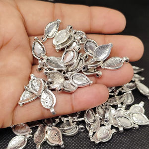 จี้ปะการังทองเหลืองรูปปีกสั่งทำพิเศษสำหรับเด็ก ดีไซน์หรูหรา เหมาะสำหรับงานไมโครมาคราเม่ เครื่องประดับสไตล์โบโฮชิค และพวงกุญแจ - Product Image 2