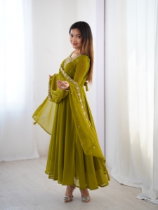 ชุดเดรส Anarkali ผ้าจอร์เจตต์เนื้อหนาปักลายลูกปัดและงานปักดิ้นทอง พร้อมผ้าคลุมไหล่แบบ Latkan ขนาดใหญ่ 6 ครึ่งเมตร และกางเกงขายาว - Product Image 5