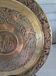 Assiette de présentation ronde décorative traditionnelle chinoise en laiton avec gravure du caractère Fu et support de présentation, conteneur métallique Global - Product Image 3
