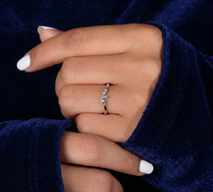 Anillo de Compromiso con Diamante Cultivado en Laboratorio, Corte Marquesa, con Piedras Laterales Pavé, Oro Sólido de 14K, Bañado en Rodio, Estilo Clásico para Mujer - Product Image 4