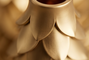 Figurine de sapin de Noël en aluminium moulé finition or de luxe, vase festif à pétales superposés métalliques, décoration intérieure de vacances - Product Image 4