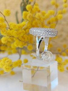 Anillo de Diamantes Cultivados en Laboratorio, Diseño Redondo de Lujo con Brillo Radiante, Joyería Elegante - Product Image 4
