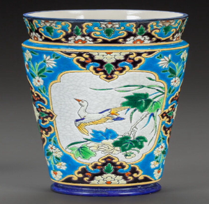 Vase sur piédestal en céramique bleu et or orné de motifs complexes d'inspiration persane, disponible à prix de gros. - Product Image 4