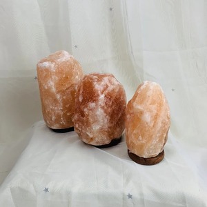 Lampe de chevet en sel de l'Himalaya en gros, alimentée par USB, petite lampe de nuit, lampe de chevet raffinée en pierre, emballée en sachet - Product Image 3