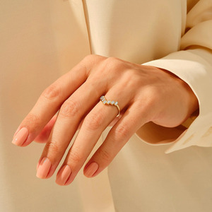 Anillo de Oro Amarillo de 14K con Diamantes Cultivados en Laboratorio con Corte Baguette y Banda en Zigzag - Product Image 4