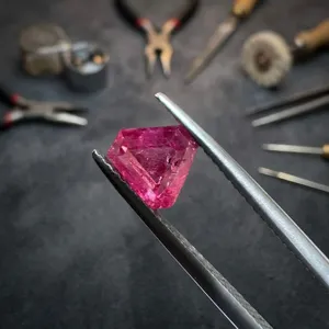 Spinelle rose naturelle de Mahenge, taille fantaisie trion, 1,11 carat, pierre précieuse facettée lâche avec jeu de couleurs, provenant de Tanzanie, pour la fabrication de bijoux - Product Image 4