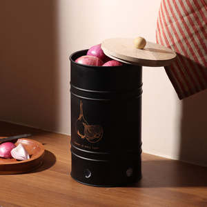 Conteneur de rangement cylindrique en métal noir avec couvercle en bois pour la conservation des aliments frais dans la cuisine, design minimaliste - Product Image 1