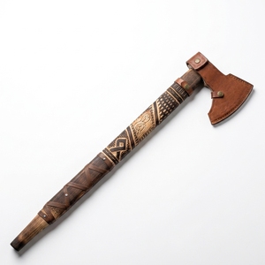 Hache artisanale en acier au carbone avec gravure de runes nordiques, manche en bois d'acajou gravé, enveloppe en cuir – Fournisseur en gros - Product Image 2