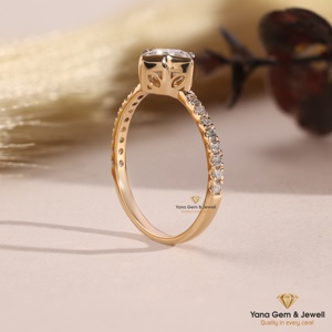 Bague en or jaune massif 14 carats avec diamant CVD de laboratoire taille Lily de 1,00 carat, sertie en clos floral, couleur E, clarté VS1, certifiée IGI, pour elle - Product Image 3