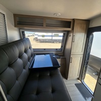 Caravane tout-terrain compacte et légère avec carrosserie rigide, conception à essieu unique et rangement pratique pour les voyages en expédition