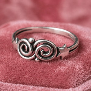 Bague de mariage et de fiançailles classique en laiton plaqué or 18 carats, motif étoile spirale, bijou bohème fait main, style céleste - Product Image 1