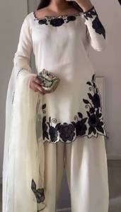 Elegante Set Kurti Bianco in Seta <span class=keywords><strong>Fendi</strong></span> Ricamata con <span class=keywords><strong>Pantaloni</strong></span> Farshi e Dupatta - Product Image 4