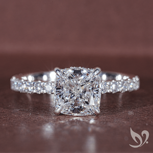 Anillo con Halo Oculto de Diamante Cultivado en Laboratorio con Corte Cojín de 2 Quilates Certificado por IGI |   Anillo de Oro Sólido de 10k con Acentos Solitarios - Product Image 1