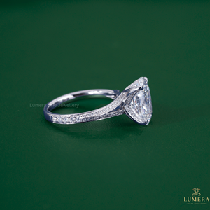 แหวนวินเทจทองคำขาว 14K-18K ประดับเพชรทรงรีเพาะเลี้ยงในห้องปฏิบัติการ รับรองโดย IGI ดีไซน์แบบ Solitaire สำหรับวันครบรอบ พร้อมก้านแหวนแบบแยกส่วนและฝังเพชรแบบ Pave ซ่อนอยู่ - Product Image 6