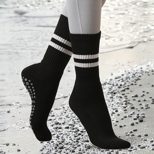 Chaussettes de sport antidérapantes pour hommes, en tricot noir rayé, avec semelle antidérapante, pour yoga, pilates et autres activités sportives - Product Image 3