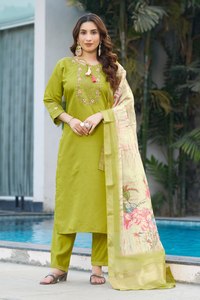 Traje de Pantalón Recto de Seda Viscosa de Lujo con Bordado Multihilo y Dupatta de Seda Muselina Estampada, Ropa Étnica India - Product Image 1