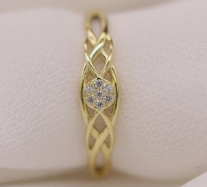 Anillo de compromiso y boda clásico de moissanita chapado en plata 925 con diseño de nudo ondulado entrelazado de siete piedras y engaste de púas - Product Image 2