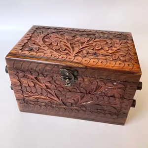 Coffre en bois sculpté à la main avec motifs floraux complexes et loquet antique pour un rangement charmant et moderne à la maison - Product Image 1