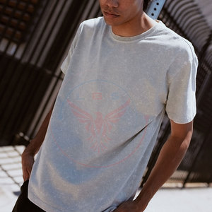 เสื้อยืดผู้ชายแบบย้อมสีเอซิด พิมพ์โลโก้ตามสั่ง ขายส่ง ผ้าฝ้าย 100% คุณภาพดี เป็นมิตรกับสิ่งแวดล้อม แขนสั้น สไตล์ลำลอง - Product Image 3