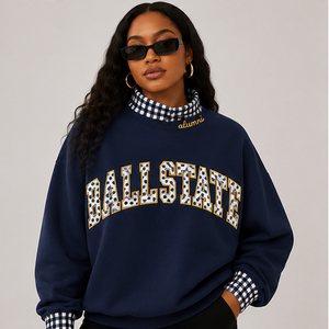 เสื้อสเวตเชิ้ตคอกลมสีน้ำเงินกรมท่าสำหรับผู้หญิง Ball State คอปกและปลายแขนเสื้อแบบ Gingham สไตล์ Varsity ผ้าถักคอเต่า ผ้าฝ้าย พิมพ์ลายตัวอักษร สำหรับฤดูหนาว น้ำหนัก 180 กรัม - Product Image 1