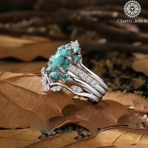 Bague de fiançailles classique pour femme en argent plaqué or 18 carats avec trois pierres de moissanite taille coussin, sertie à griffes, certifiée IGI - Charm Jewells - Product Image 4