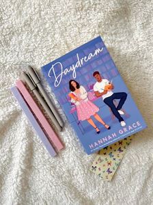 หนังสือ Daydream ฉบับปกอ่อน โดย ฮันนาห์ เกรซ นวนิยายโรแมนติก หนังสือภาษาอังกฤษ หนังสือขายดี นวนิยายโรแมนติก - Product Image 5