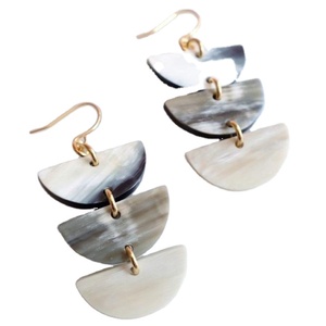 Pendientes de cuerno hechos a mano de moda superior para mujer Diseño elegante Precios al por mayor directos de la India - Product Image 1