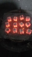 Charbon de coco activé en briquettes rouges en forme de cube pour chicha