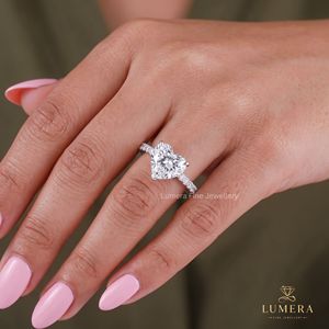 Anillo de Compromiso de Diamantes con Corte Corazón en Oro Blanco para el Día de San Valentín, con Diamantes Laterales, Certificado IGI, Estilo Clásico, Joyería para Mujer - Product Image 5