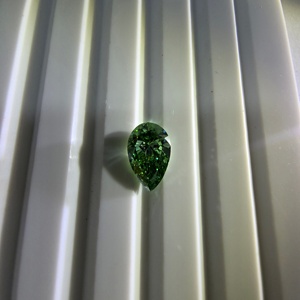 Diamant de laboratoire CVD vert vif fantaisie brillant en forme de poire de 1 carat certifié IGI, pureté VS2, pierre non montée - Product Image 2