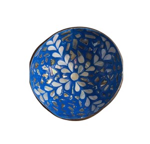 Experimente el encanto de los patrones artesanales de puntos en esta taza de coco de nácar, una adición elegante y con alma a su espacio. - Product Image 2