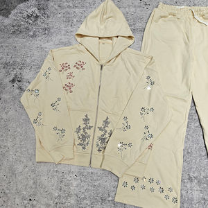 Conjunto de dos piezas de sudadera con capucha y pantalones jogger holgados con cremallera y pedrería personalizados, estampado DTG, estilo vintage, lavado ácido, de alta calidad, para primavera. - Product Image 3