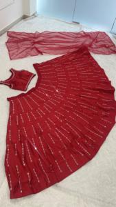 Ensemble de soirée de créateur en satin de soie Malai avec broderie de fils et de miroirs, comprenant un lehenga, une blouse brodée de fils et de miroirs et un dupatta en tissu filet. - Product Image 6