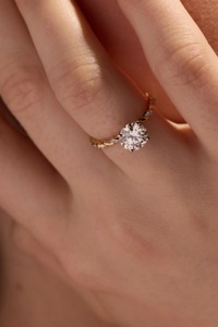 Anillo de Compromiso con Diamante Cultivado en Laboratorio, Banda de Diamantes Trenzada en Oro Sólido de 14k, 2 Quilates, Certificado IGI de Lujo - Product Image 5