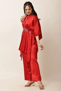 Ensemble élégant en satin rouge style kaftan empire avec broderie asymétrique, col montant, manches courtes et perles. - Product Image 2