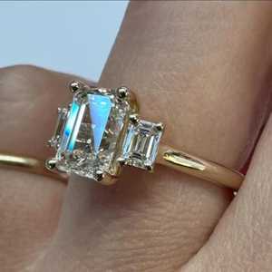 แหวนเพชรทรงเอเมอรัลด์ 2 กะรัต เพชรเลี้ยงในห้องปฏิบัติการ ทอง 14K แหวนสามเม็ด สำหรับหมั้น แต่งงาน ครบรอบ ผู้ผลิตเครื่องประดับ ผู้ส่งออกเครื่องประดับ - Product Image 6