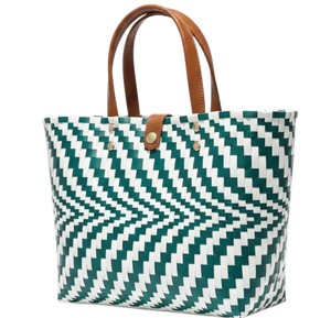 Fournisseur en gros de sacs et sacs à main faits à la main à motif zigzag vert foncé et blanc avec poignées en cuir marron pour la vente au détail - Product Image 2