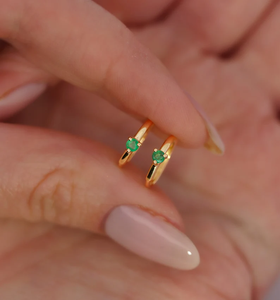 ต่างหูห่วงชุบทอง 18K สไตล์มินิมอล ประดับด้วยพลอยสีเขียวทรงเหลี่ยมแบบ Emerald Cut ตัวเรือนแบบ Claw Setting เหมาะสำหรับผู้หญิงสวมใส่ในชีวิตประจำวัน - Product Image 1