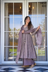 Magnifique robe Anarkali indienne pakistanaise en coton et soie, tissu fantaisie imprimé numériquement, pour mariage, décontractée, traditionnelle, vêtements pour femmes - Product Image 2