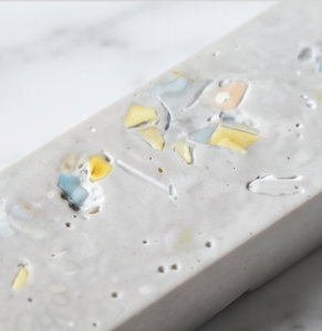 Reposacucharas rectangular con patrón de terrazo gris moteado para uso en cocina, comedor y mesa. - Product Image 2